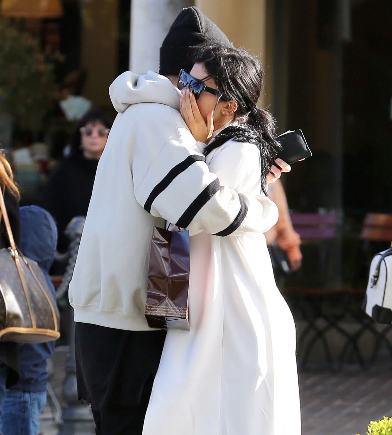 El apapacho duró unos segundos.