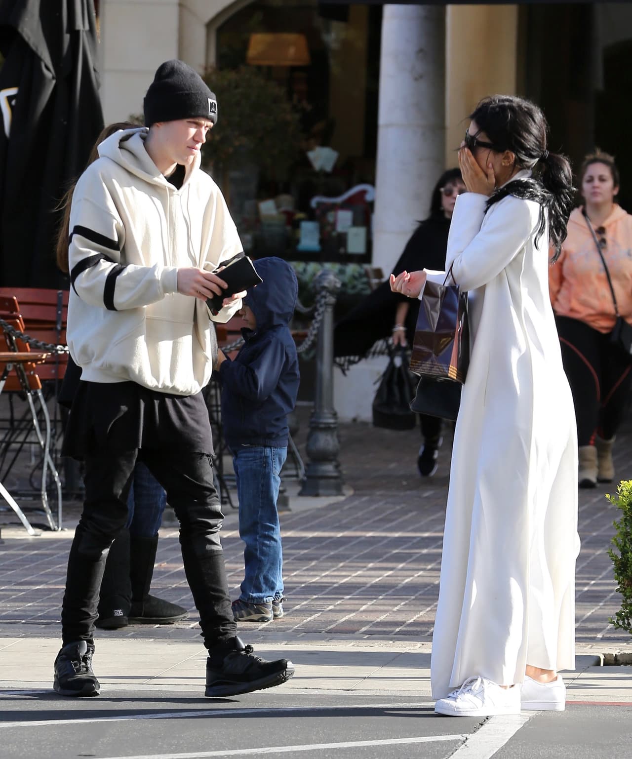 Un guapo joven estaba con ella.
