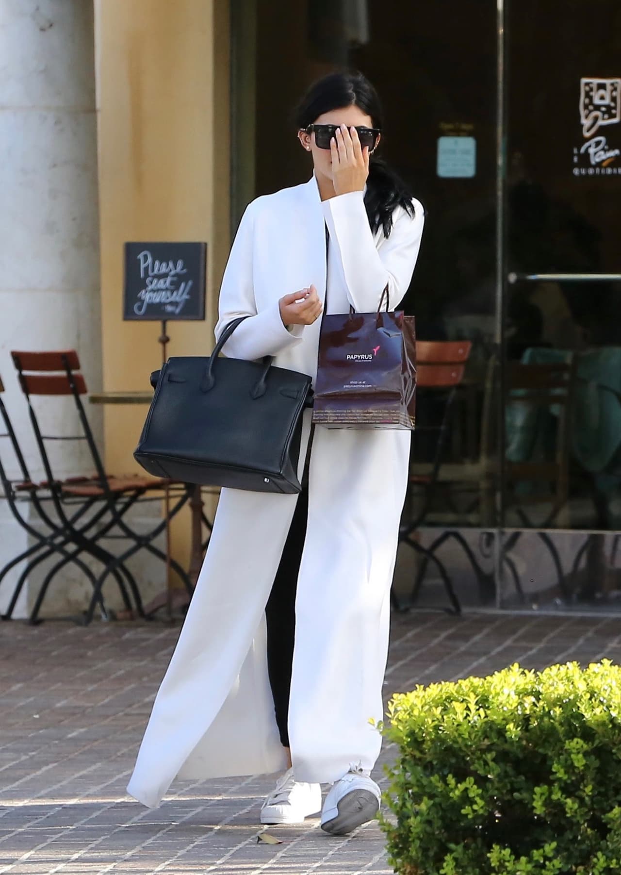 Pero la menor del clan Kardashian- Jenner fue captada a la salida de un restaurante en Los Ángeles.