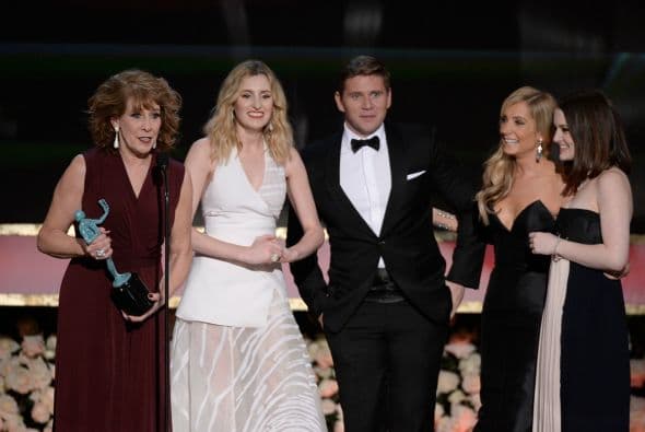 Parte del elenco de 'Downton Abbey' recibiendo su premio SAG.