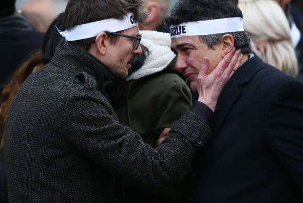 El personal del semanario lució desconsolado en medio de la movilización.