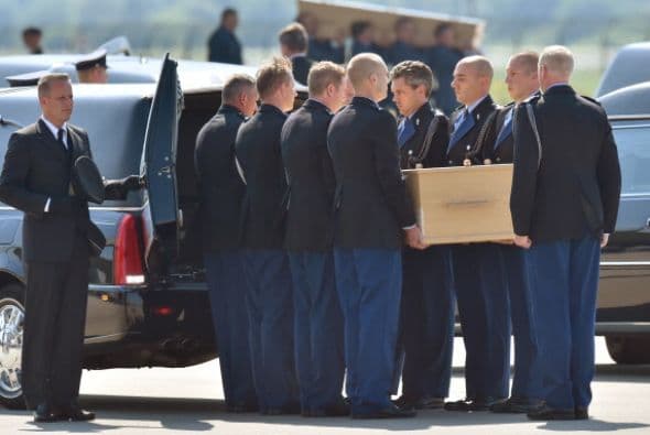 Holanda recibió con honores militares los primeros féretros con las víctimas del vuelo MH17. Están en duelo.
