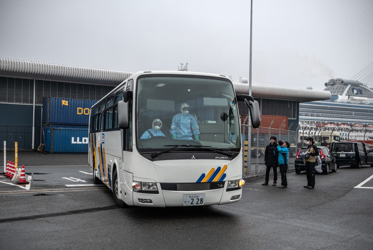 Estados Unidos se ha convertido en el primer país en ofrecer repatriación de ciudadanos en el crucero mientras permanece en cuarentena en el puerto de Yokohama, ya que al menos 285 pasajeros y la tripulación a bordo han dado positivo por el coronavirus (COVID-19). Incluyendo casos a bordo del barco, 338 personas en Japón han sido diagnosticadas con COVID-19, lo que lo convierte en el país más afectado fuera de China.