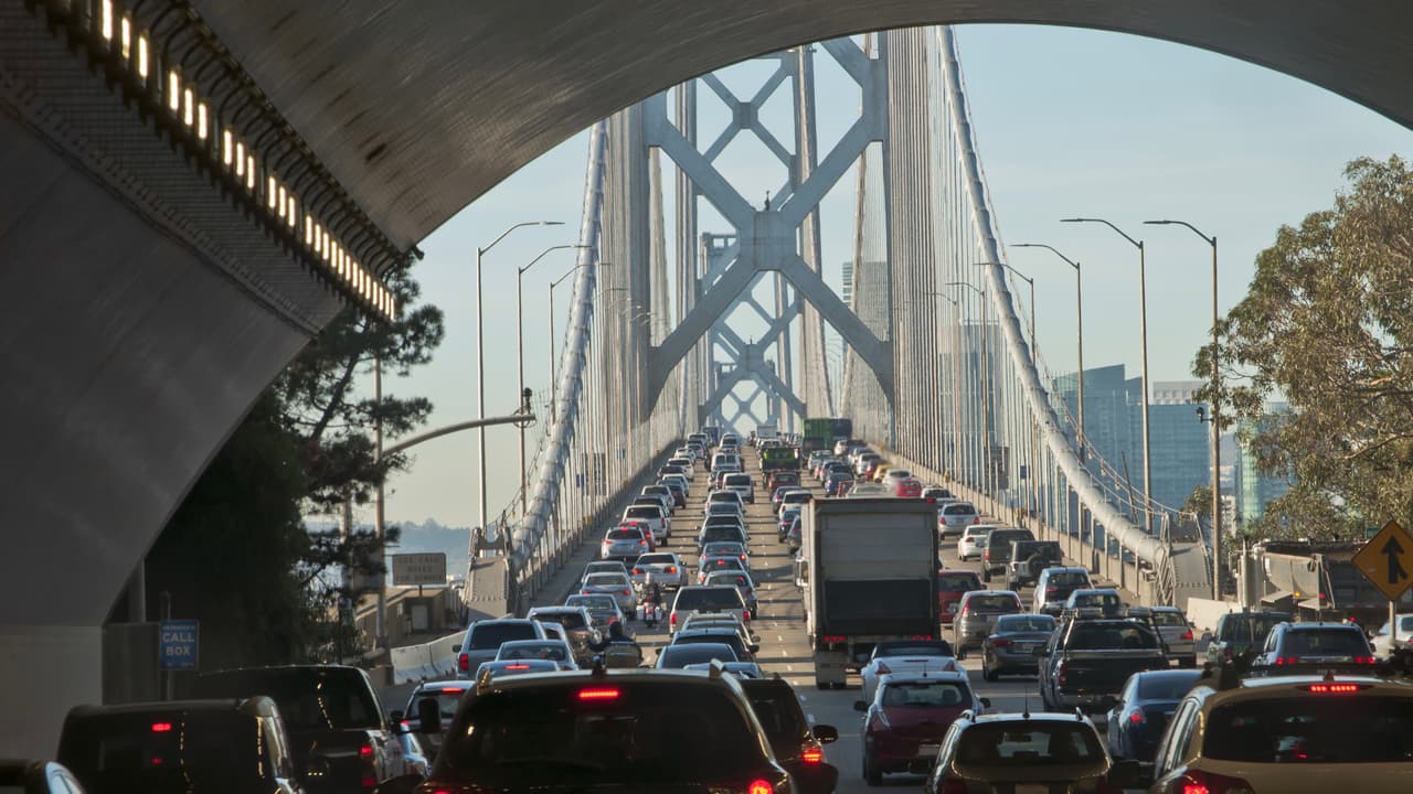 <h3 class="cms-h3-H3">3. Oakland, California</h3>
<br>Costo de propiedad y mantenimiento: 
<b>99</b>
<br>Tráfico e infraestructura: 
<b>85</b>
<br>Seguridad: 
<b>78</b>
<br>Acceso a vehículos y a su mantenimiento: 56
<br>Dato curioso:
<b> Oakland es la ciudad hermana de San Francisco, por lo que no nos sorprende que sea la segunda ciudad más cara para tener y mantener un carro.</b>