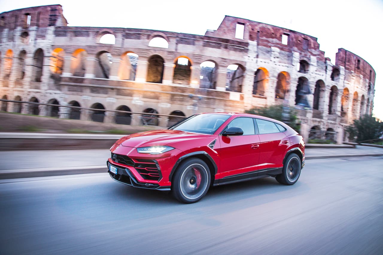 No sólo por su seductor diseño y personalidad arrolladora ni tampoco porque es, hasta ahora,
<b> <a href="https://www.univision.com/noticias/ranking-de-autos/las-suvs-mas-rapidas-de-2018-fotos" target="_blank">la camioneta familiar más rápida del mundo.</a></b> Existen muchas otras razones para pensar que la Lamborghini Urus es la SUV de lujo más importante en los últimos años y sus fotos alrededor del mundo son el pretexto ideal para mencionarlas.