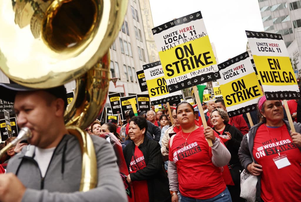 Las denuncias de que
<b>inmigrantes indocumentados refugiados en Los Ángeles</b> están siendo contratados por los hoteles cuyos trabajadores están en huelga,
<b><a href="https://www.univision.com/local/los-angeles-kmex/fiscalia-de-los-angeles-investiga-denuncias-contra-hoteles-que-tienen-trabajadores-en-huelga-video" target="_blank">son investigadas por la Fiscalía de Distrito</a></b>.