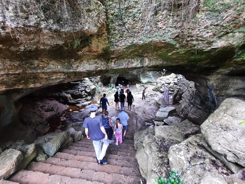Durante el último millón de años, el agua dejó una gruesa capa de barro y escombros en la cueva. Como resultado, los primeros visitantes solo podían usar una pequeña área de la caverna.