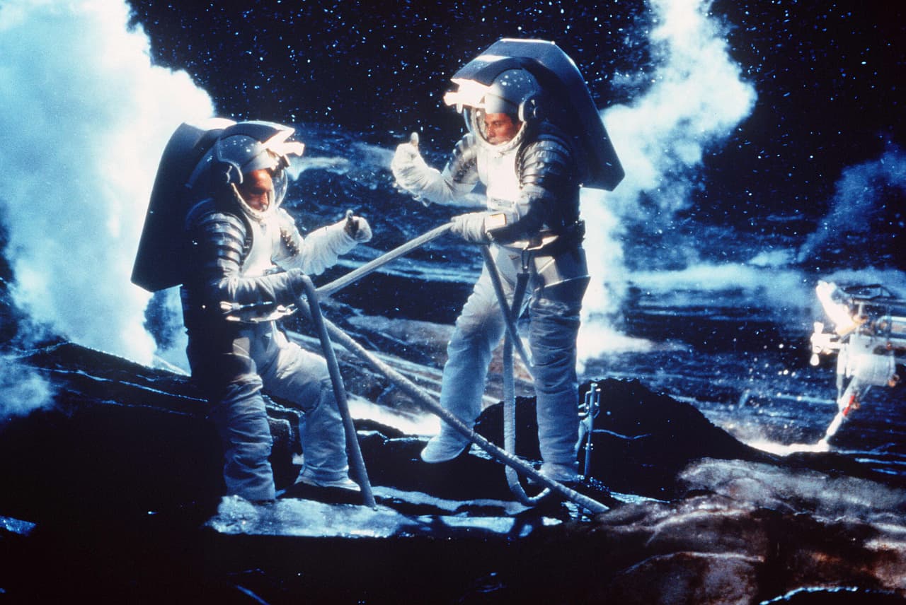 ‘Deep Impact’, con Robert Duvall y Morgan Freeman como protagonistas, llegó a los cines en julio de ese mismo año y no pudo alcanzar la taquilla de ‘Armageddon’, pues se quedó con 349.5 millones de dólares, mientras que la cinta de Michael Bay alcanzó los 553.7 millones.