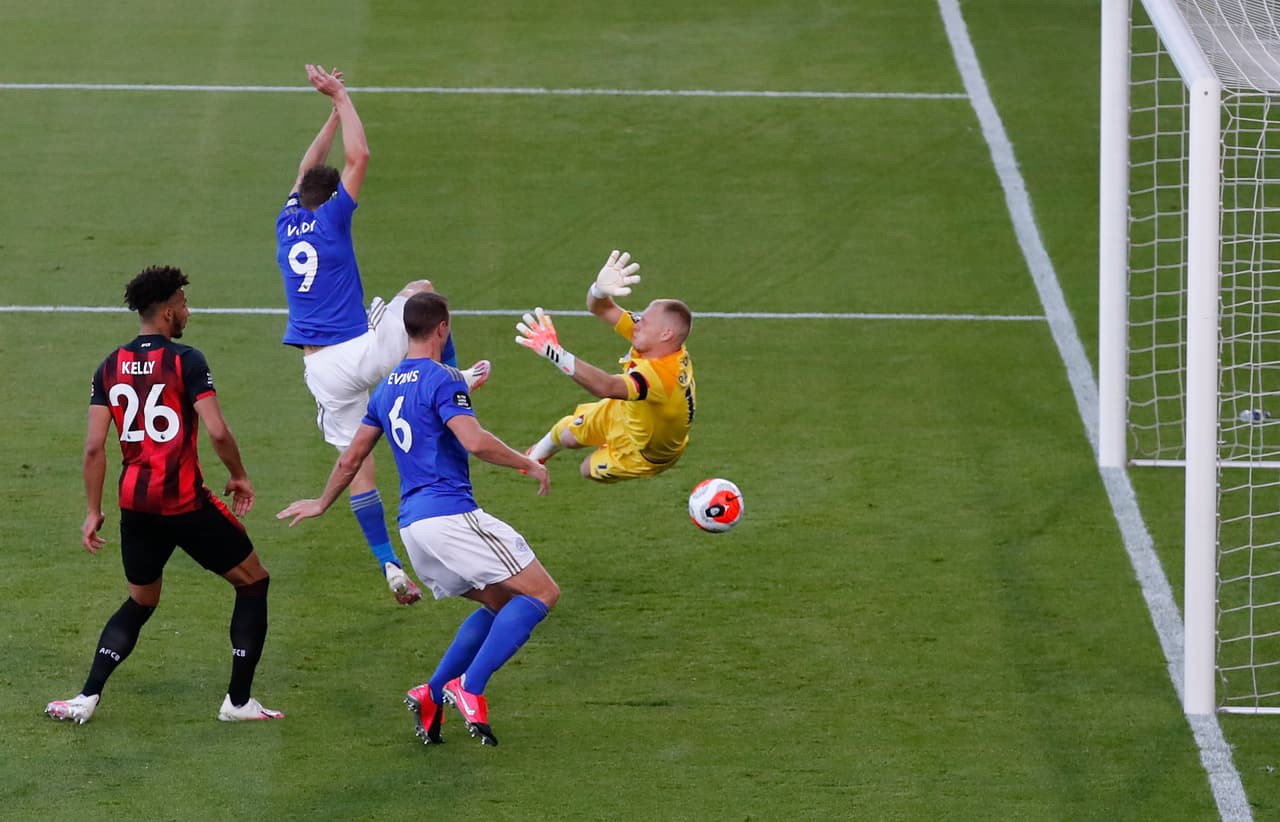 Con doblete de Dominic Solanke, gol de Junior Stanislas y autogol de Jonny Evans, el Leicester City es goleado en su visita al Bournemouth.