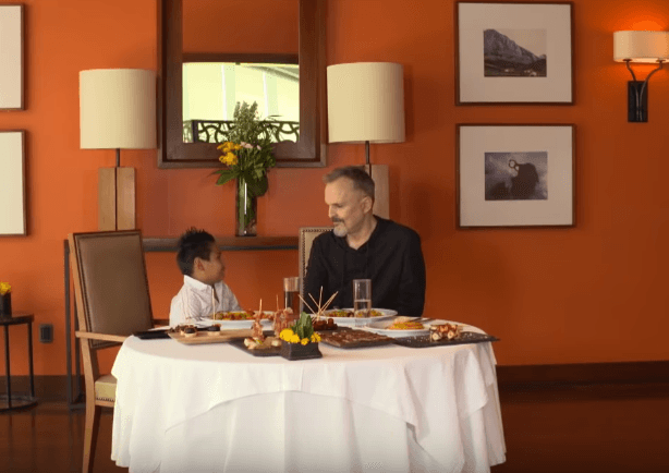 Unos han especulado que padece cáncer. Otros afirman que es una enfermedad degenerativa que no solo lo tiene con una voz casi apagada, sino también con un deterioro físico que supuestamente se refleja en su peso. Ante todo esto, 
<b><a href="https://www.univision.com/shows/pequenos-gigantes/miguel-bose-cierra-pequenos-gigantes-al-estilo-de-harry-potter-fotos" target="_blank">el exjuez de Pequeños Gigantes </a></b>ha sido hermético.