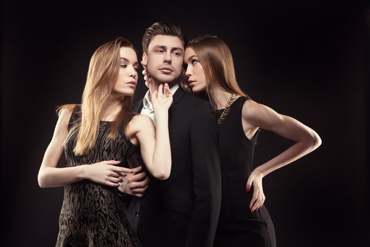 Este novilunio marcará una gran diferencia en tu vida puesto que ocurre con el tránsito de tu corregente Marte en tu signo y una influencia significativa dentro de tu vida sexual. Estarás en la cima de tu sensualidad escorpiónida y nadie podrá decirte que “no” así que inspírate, exprésate y no pierdas tiempo porque el amor está más cerca de ti de lo que podrías pensar.