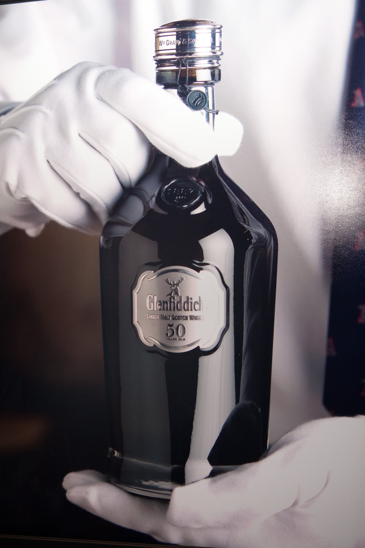 <h3 class="cms-H3-H3">Glenfiddich</h3>
<br>En 2012, la marca de whisky eligió a Michael Forbes como ganador de su premio anual "Top Scot" que se entrega a escoceses notables; eso fue suficiente para desatar la furia de Trump.
<br>
<br>El galardón de Forbes, un agricultor que se negó a venderle su tierra al mandatario para convertirla en un campo de golf,
<b>provocó que Trump prohibiera todas las marcas de whisky que vendía la empresa Williams Grant & Sons -propietaria de Glenfiddich- porque según él estaba celosa de su propa marca de whisky. </b>
<br>
<br>Además,
<a href="https://twitter.com/realDonaldTrump/status/276729930073640960?s=20" target="_blank">propuso un boicot contra la empresa en twitter. </a>
<br>