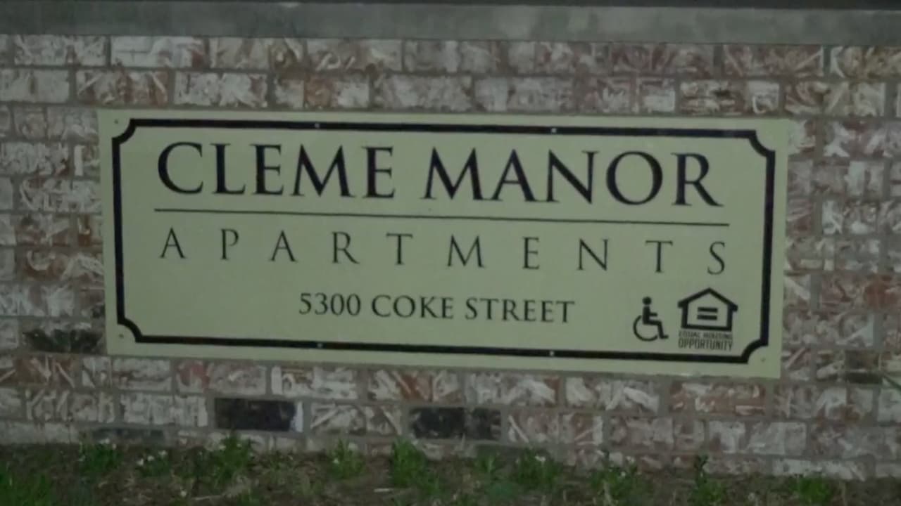 Oficiales del Departamento de Policía de Houston (HPD) llegaron a un complejo de apartamentos ubicados en la cuadra 5300 de Coke Street, cerca de Carol Oliver Way.