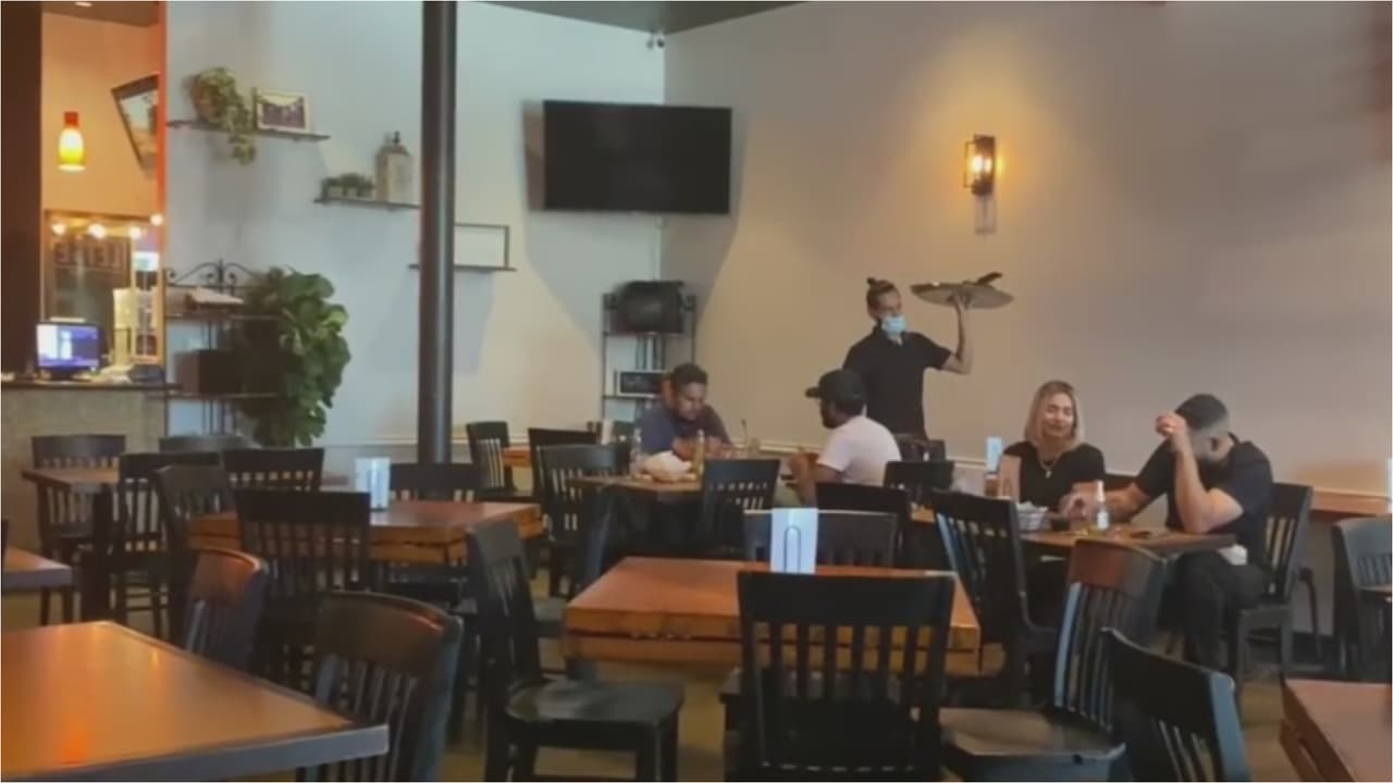 Amelia Izaguirre, propietaria de Amelia's Restaurant, en Rowlett, afirma que desde hace dos meses está batallando para conseguir insumos para su negocio. “Nosotros mantenemos los precios lo más bajo posible, pero no sé cuánto tiempo vaya a aguantar así”, asegura. Agrega que en ocasiones los clientes tienen que esperar por largo tiempo porque no hay suficientes meseros.