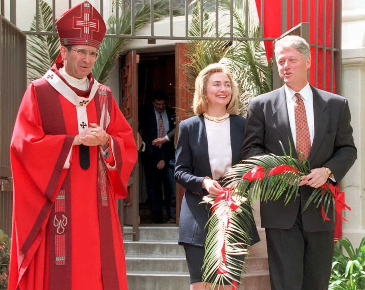 El aquel entonces presidente de Estados Unidos Bill Clinton y su esposa, Hillary Rodham Clinton, celebrando la Misa de Domingo de Ramos en 1995.