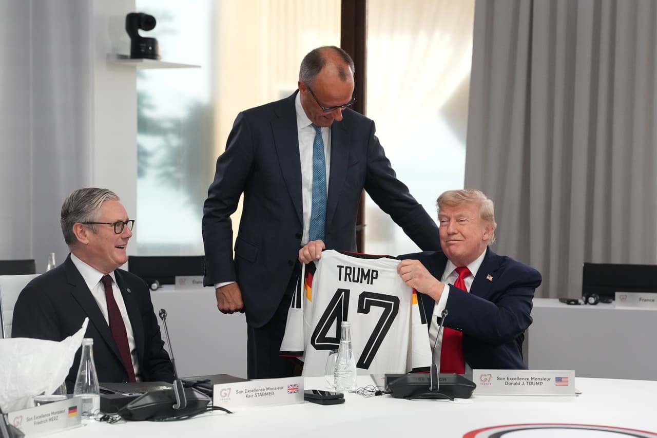 El canciller alemán, Friedrich Merz, le regala al presidente Donald Trump una camiseta de la selección de Alemania