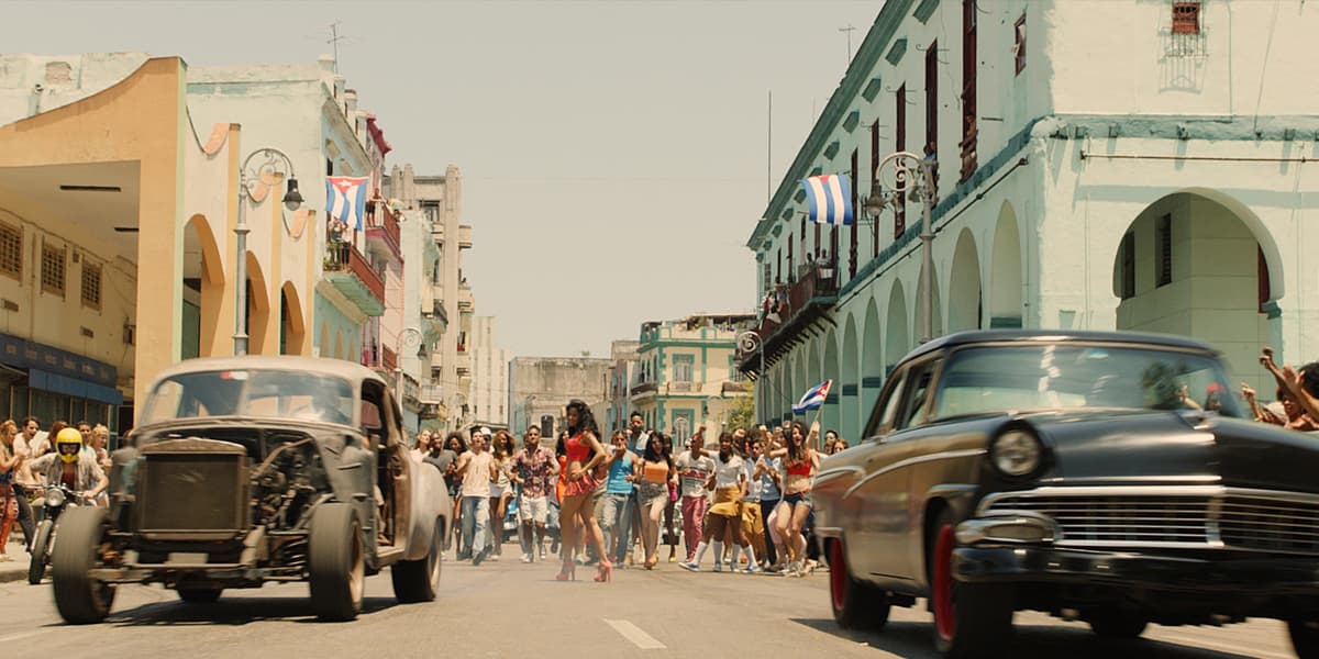 En una escena rodada en Cuba, se puede ver a Dom Toretto (Vin Diesel) conducir un Chevrolet Fleetline de fines de los años '40, cuya carrocería se veía desmantelada.
