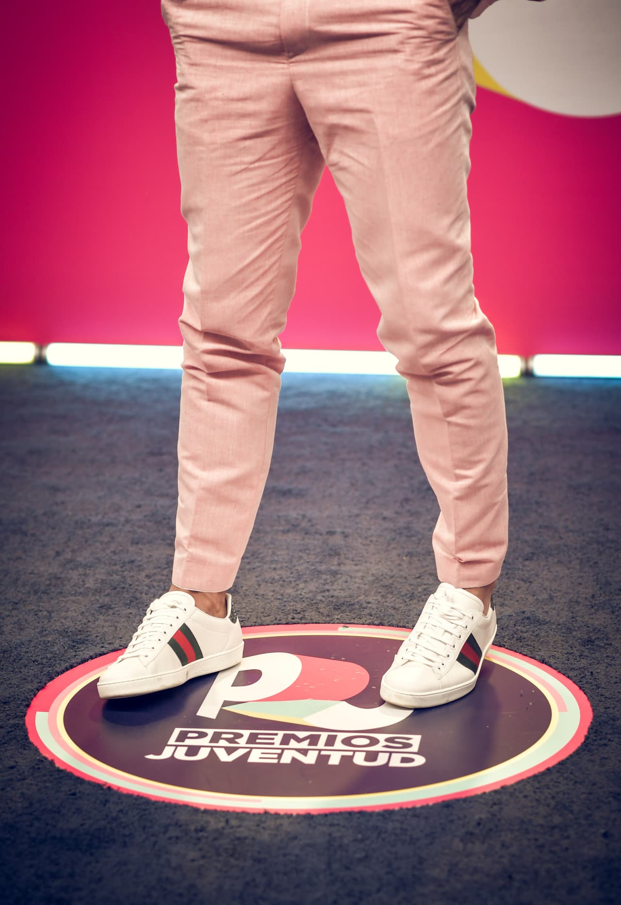 El intérprete de 'Me muero' combinó su traje de Hugo Boss con estos tenis Gucci.