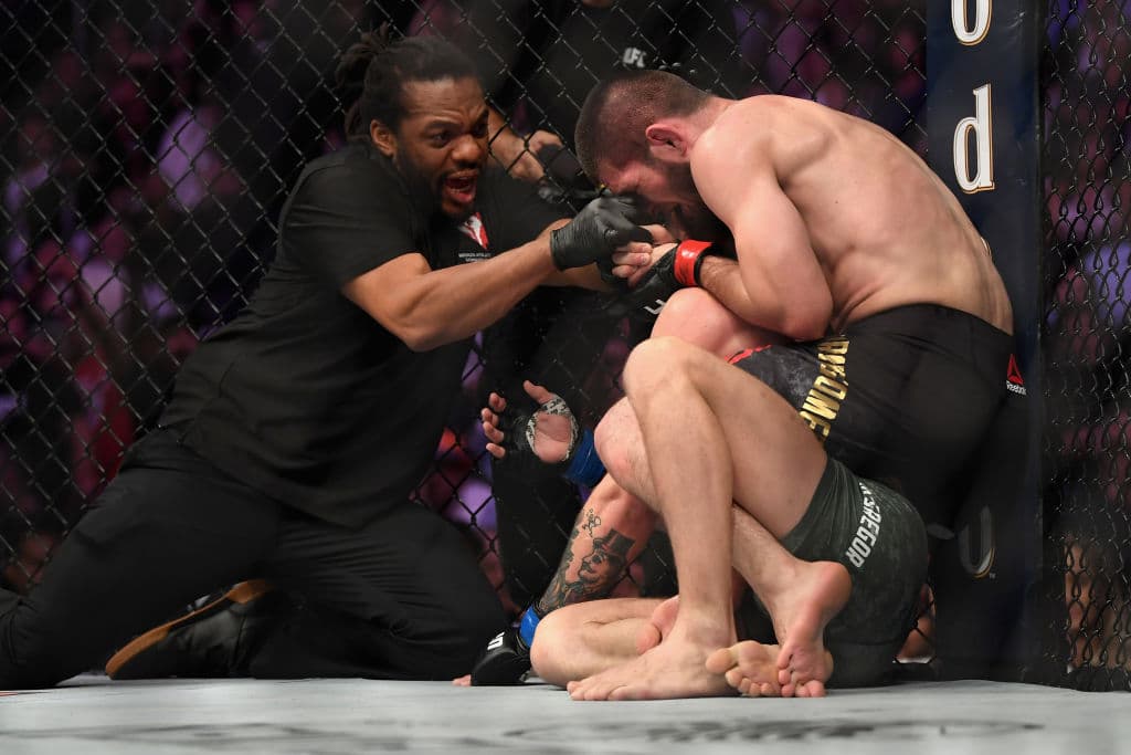 Nurmagomedov se impuso y ganó el título luego de vencer al irlandés con una llave de sumisión, pero el final de la pelea estuvo envuelto en polémica.