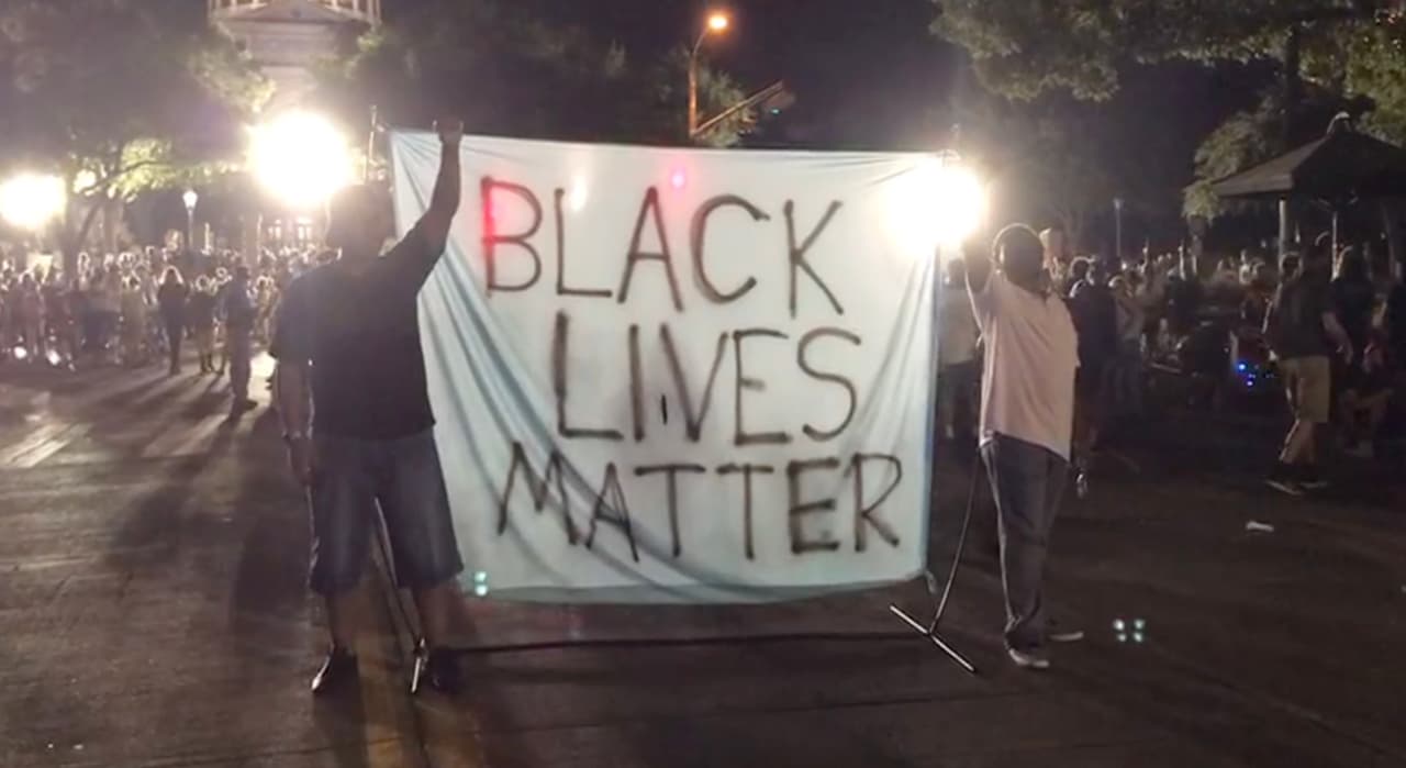 <a href="https://www.univision.com/local/austin-kakw/continuan-por-noveno-dia-consecutivo-en-austin-las-protestas-contra-la-brutalidad-policiaca-y-el-racismo-video">Más de 300 personas se han reunido este sábado por novena día consecutivo</a> de protestas contra la brutalidad policiaca y el racismo.