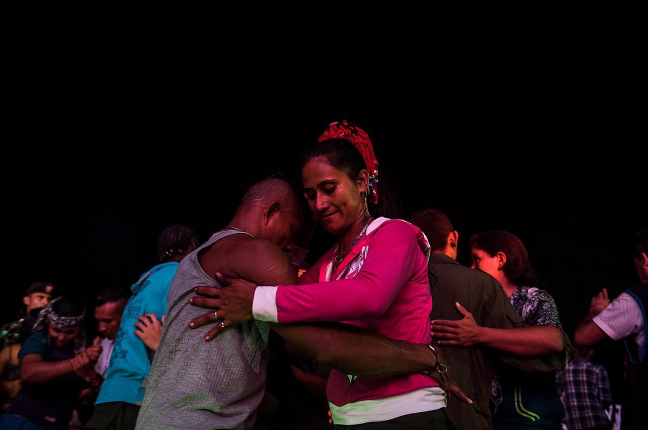 Unos 900 periodistas cubren el evento y tendrán acceso a los 200 delegados de lal grupo guerrillero en un caserío con una estación de servicio, antena de comunicaciones, alojamientos de madera para los delegados, duchas, baños, auditorio, un comedor y oficinas. 
<br>