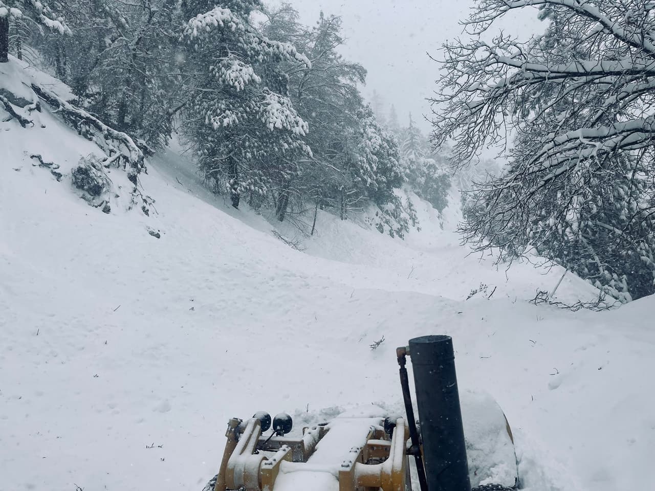 Esta imagen del Distrito 8 de Caltrans muestra cómo quedó la carretera en las montañas de San Bernardino a más de 5,000 pies de altura.
