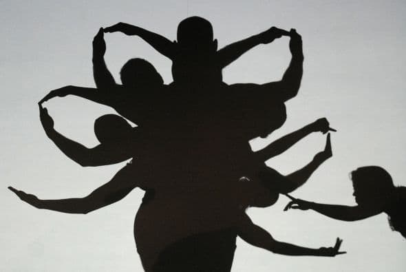 A través de sombras, un grupo de bailarines le dan vida a un sin número de formas utilizando sus cuerpos, creando un espectáculo sin igual que ha recorrido prestigiosos escenarios alrededor del mundo.