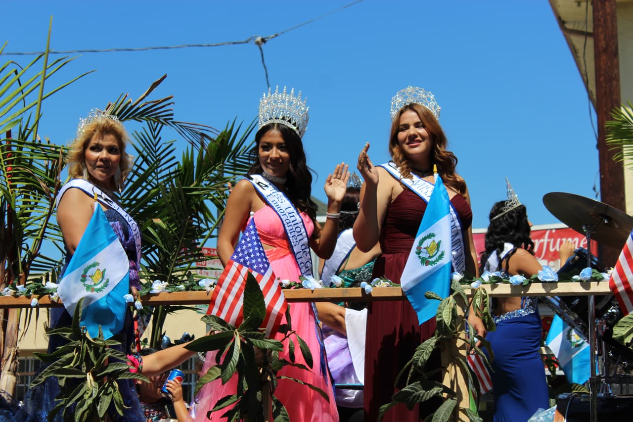 Miles de personas celebraron la independencia centroamericana con un desfile.