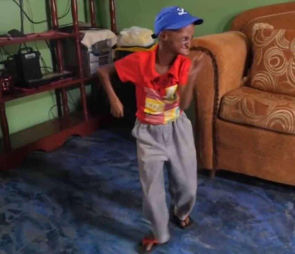 Sin embargo, a pesar de la dura realidad que aplasta a esta humilde familia, todos disfrutan todos los instantes que tienen con Walmeli quien resultó ser un eficaz bailarín que 
<b>al escuchar el ritmo de la música su cara dibuja una sonrisa y por un momento borra el incierto futuro que le espera. </b>
<br>
<br>