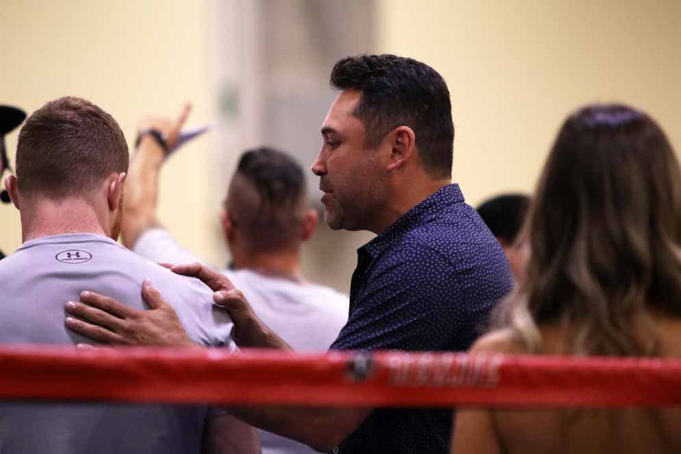 El gran campeón Oscar de la Hoya, es quien respalda al púgil mexicano.