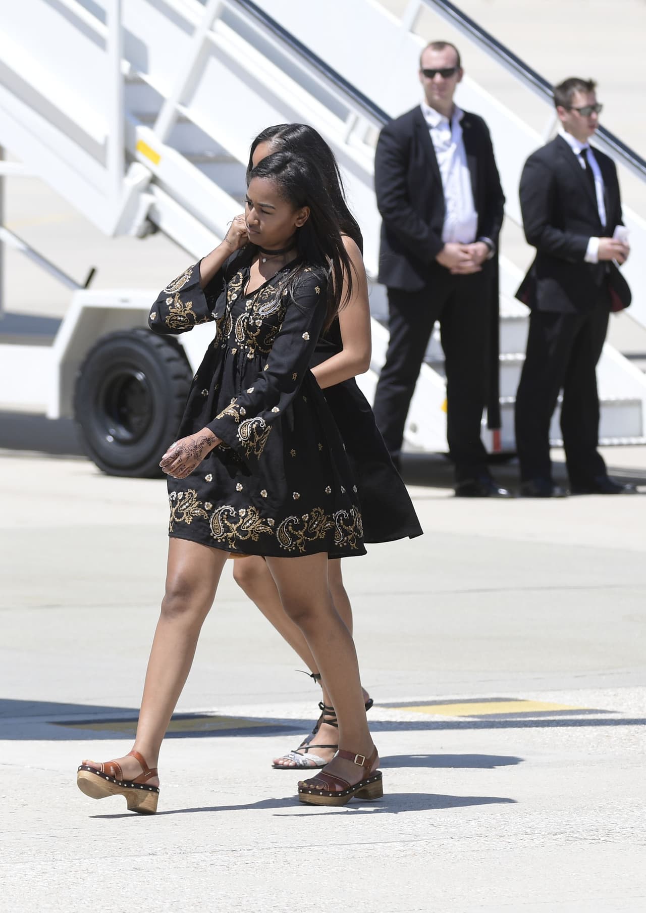 Sasha y Malia Obama lucieron trajes de verano en su reciente viaje por España.