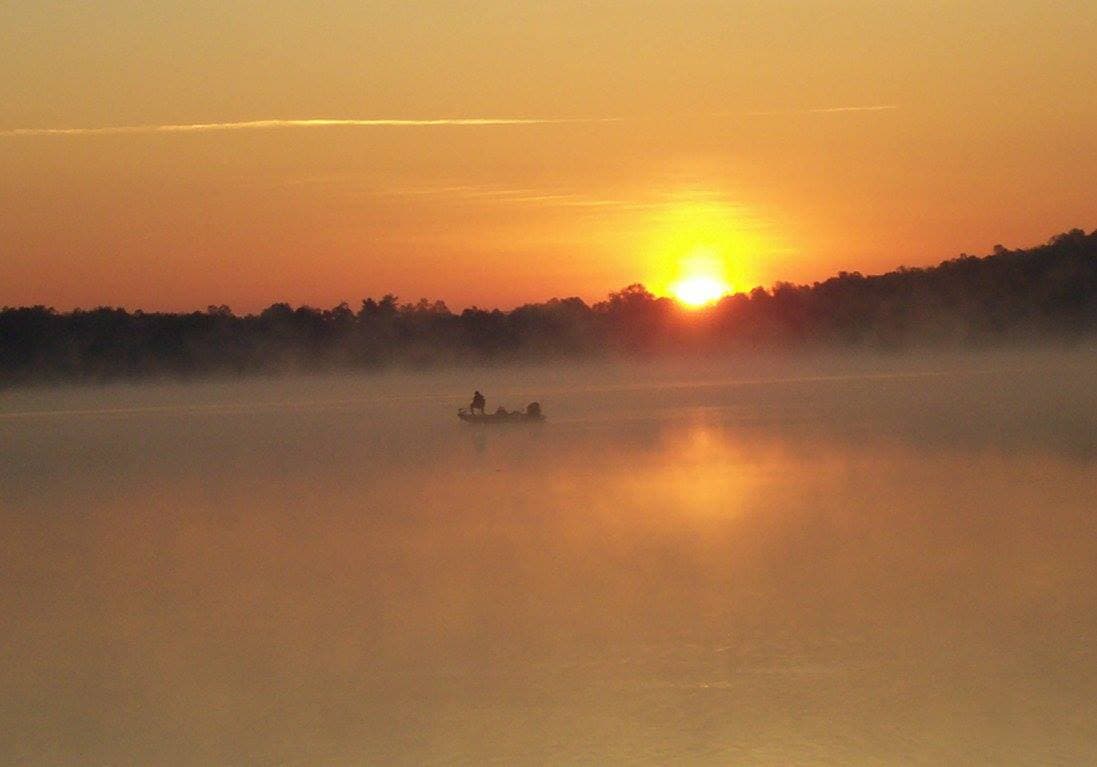 <b>Rocky Mountain Recreation and Public Fishing Area y otros sitios públicos de pesca en Georgia</b>
<br>Dirección: 4054 Big Texas Valley Road NW. Rome, GA. 30165
<br>Sitio web:
<a href="https://georgiawildlife.com/AllPFAs">https://georgiawildlife.com/AllPFAs</a>
<br>
<b><a href="https://goo.gl/maps/Eir9GQpxRnBWNZQb9?coh=178573&entry=tt">Cómo llegar</a> </b>
<br>
<br>Las áreas públicas de pesca de Georgia están diseñadas y operadas para que un día de pesca sea exitoso. Los lagos y estanques están fertilizados para hacerlos más productivos, y tienen atractores de peces donde a los peces les gusta pasar el rato. Todos tienen rampas para botes, baños y mesas de picnic. No importa dónde vayas a pescar en Georgia, no importa qué cebo uses, seguramente pasarás un buen rato.