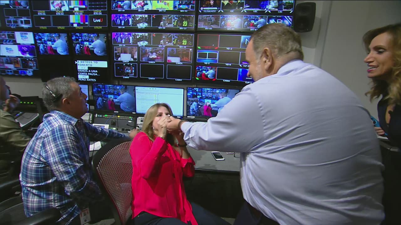 Mientras que todos le cantaban 'Feliz cumpleaños'.