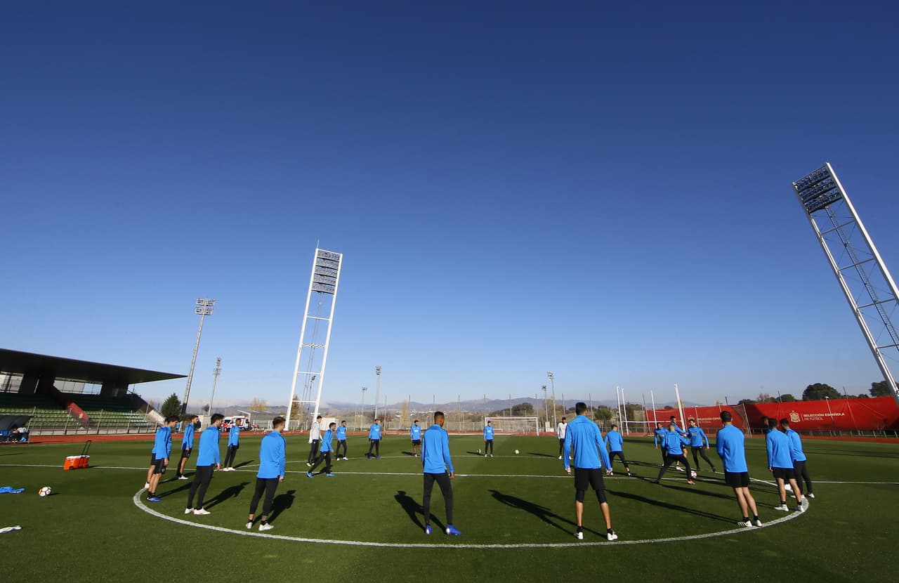 Una veintena de aficionados del Boca Juniors se acercaron a la Ciudad del Fútbol de Las Rozas para hacer notar su aliento a sus ídolos desde el exterior del recinto.