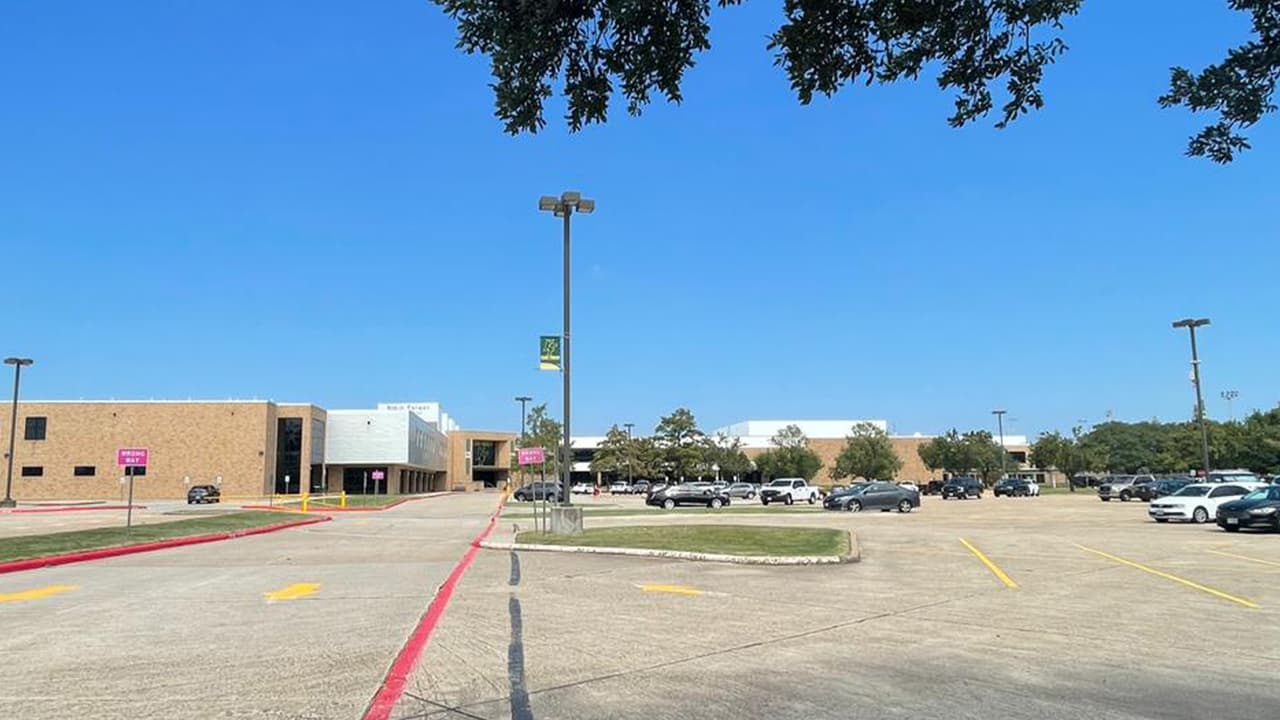 "Yo les diría a los padres que tengan actualizadas las notificaciones de la escuela para que puedan recibir cualquier información", agregó el jefe Runnels.