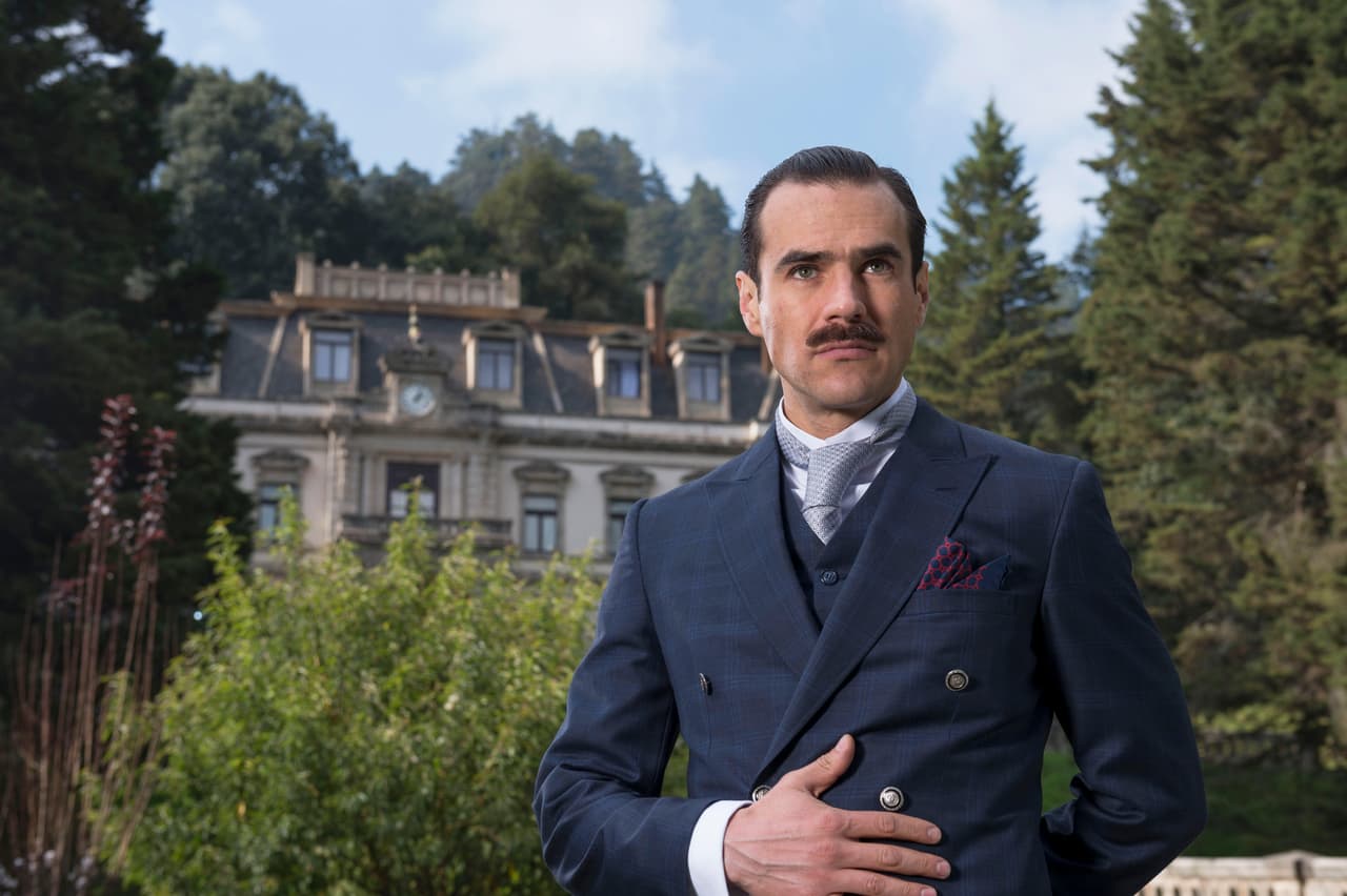 Diego Montejo es un hombre ambicioso que ha sabido ganarse a Doña Teresa.