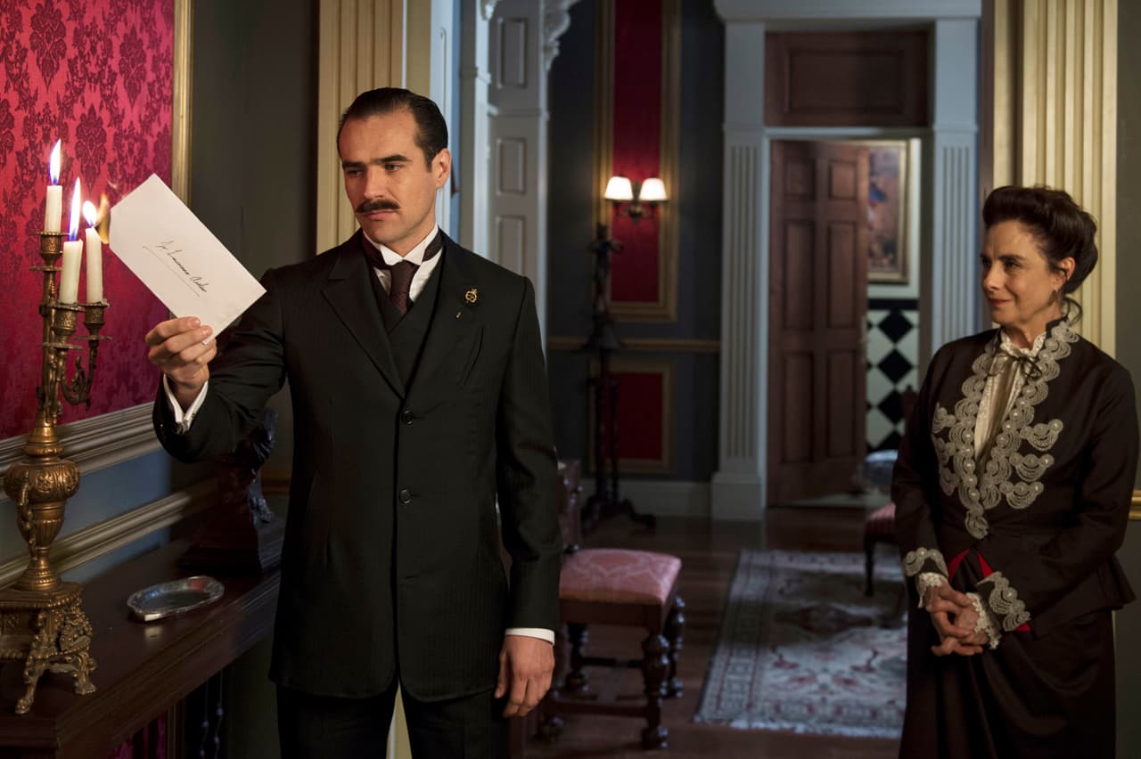 'Teresa' y 'Diego' unirán fuerzas para manejar a su antojo "El Hotel de los Secretos", sin embargo cada uno tendrá diferentes intereses.