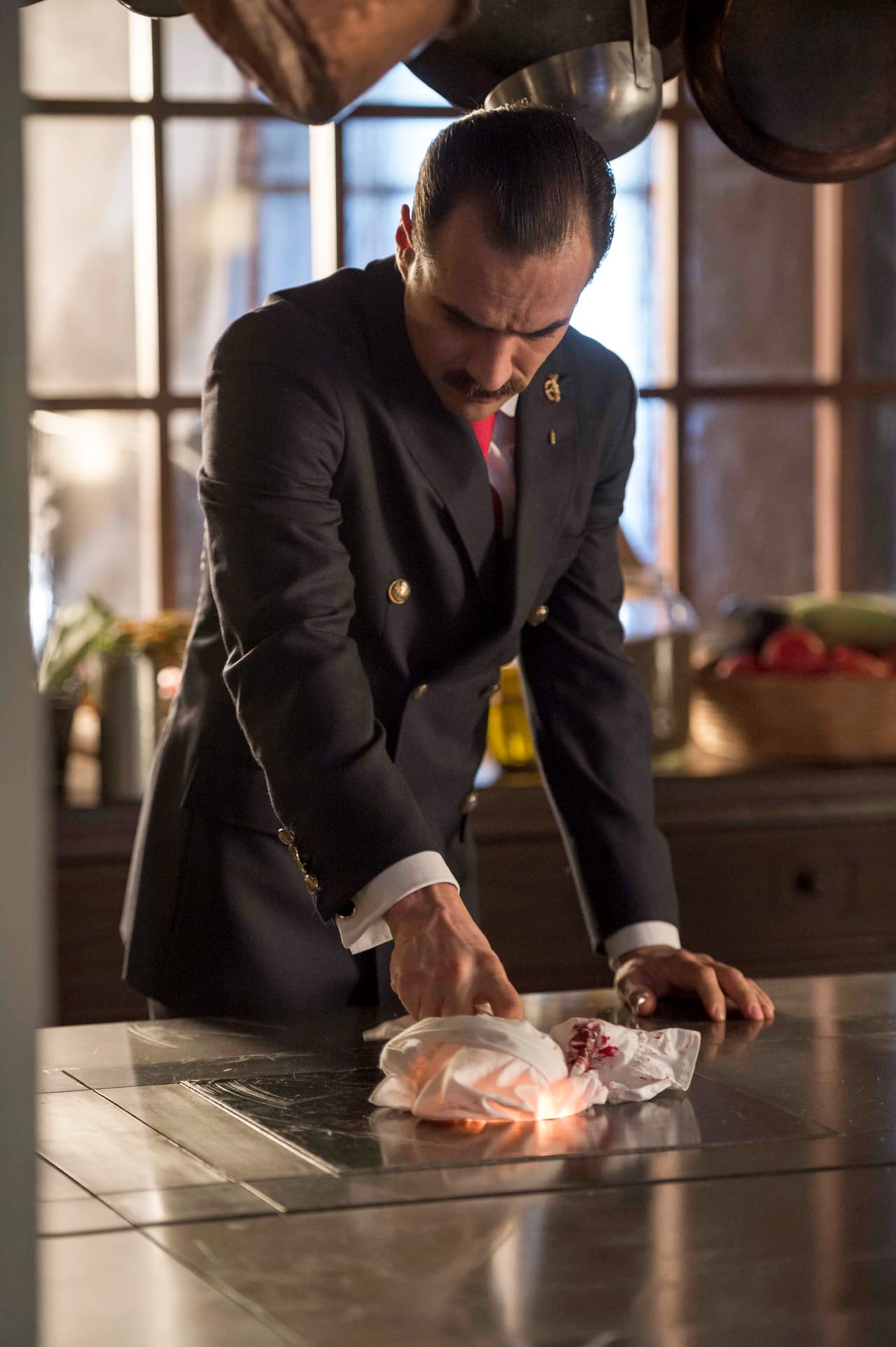 Sabe que al convertirse en el nuevo director del hotel tendrá que guardar muchos secretos y desaparecer evidencias.