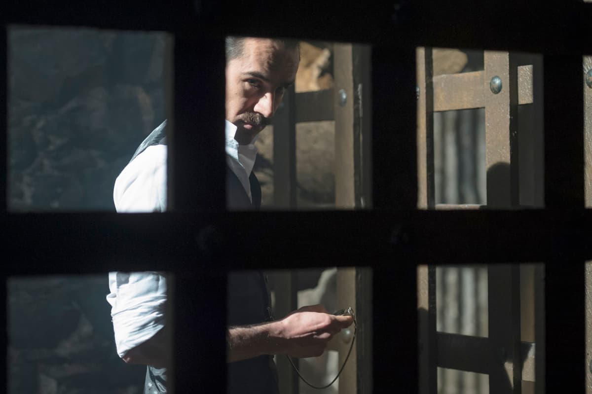 Pero eso no le importa, pues quiere conseguir el poder al precio que sea.