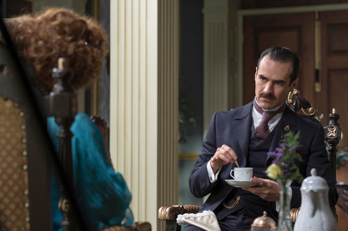 Sígue la pista de este par de villanos en "El Hotel de los Secretos", estás invitado a entrar este 25 de enero 10PM/9C por Univision.