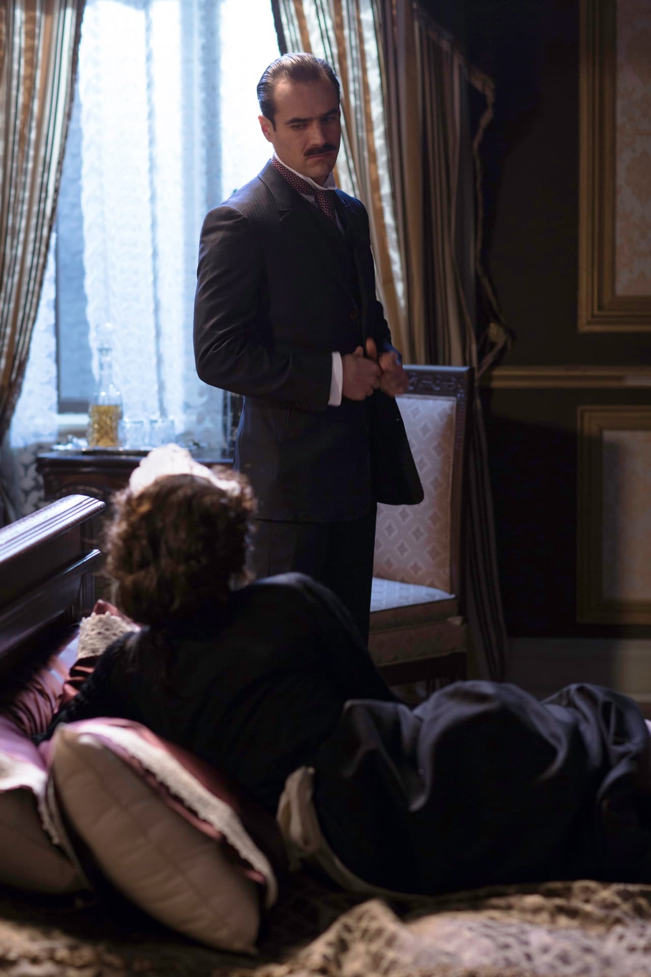 Sin embargo él no es nada fiel.