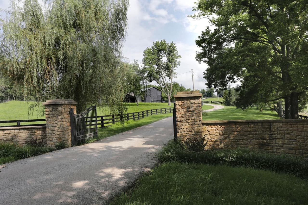 El rancho de Johnny Depp está localizado a dos millas del
<b><a href="https://www.keeneland.com/racing"> famoso hipódromo Kenneland</a></b>. ¿Será que algún amante de los caballos se anima a comprarlo?