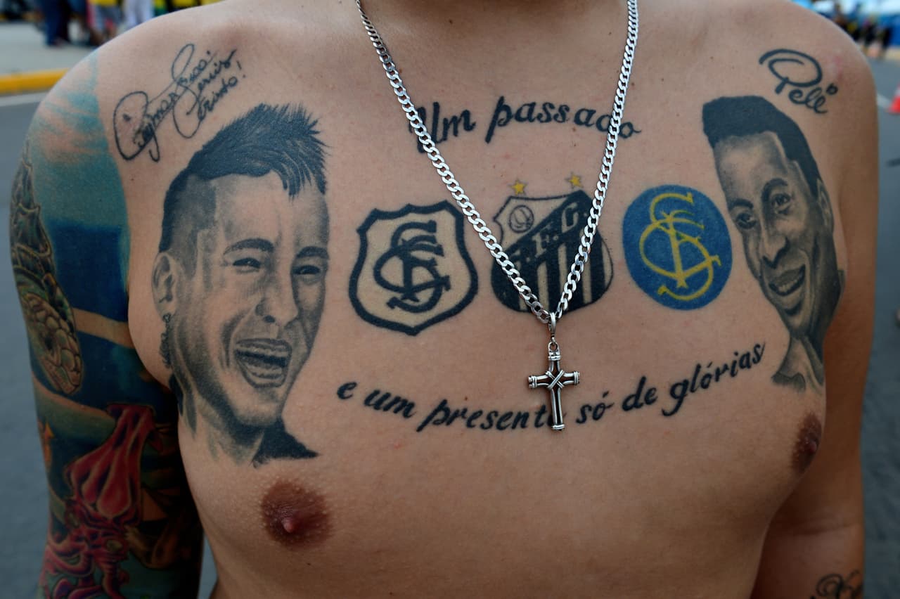 Los fanáticos en el mundo quisieron rendir un homenaje a sus países, equipos o jugadores favoritos por medio de tatuajes. Algunos más grandes y coloridos, con rostros de las figuras y escudos representativos son una muestra del cariño que alrededor del mundo expresan los hinchas del fútbol.