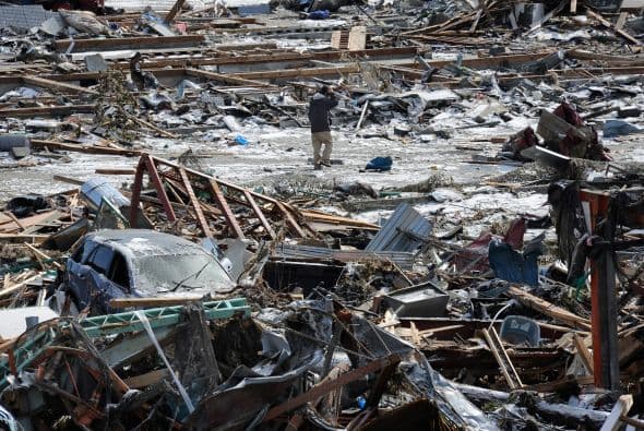 La policía nacional informó que hasta el momento hay 10,700 personas desaparecidas y 6,900 que han muerto por el terremoto y tsunami de la semana pasada.