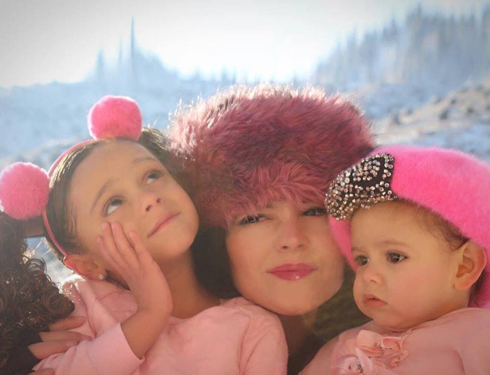 Allisson Lozz cada día luce más feliz estando alejada de los reflectores y muy cerca de su familia.