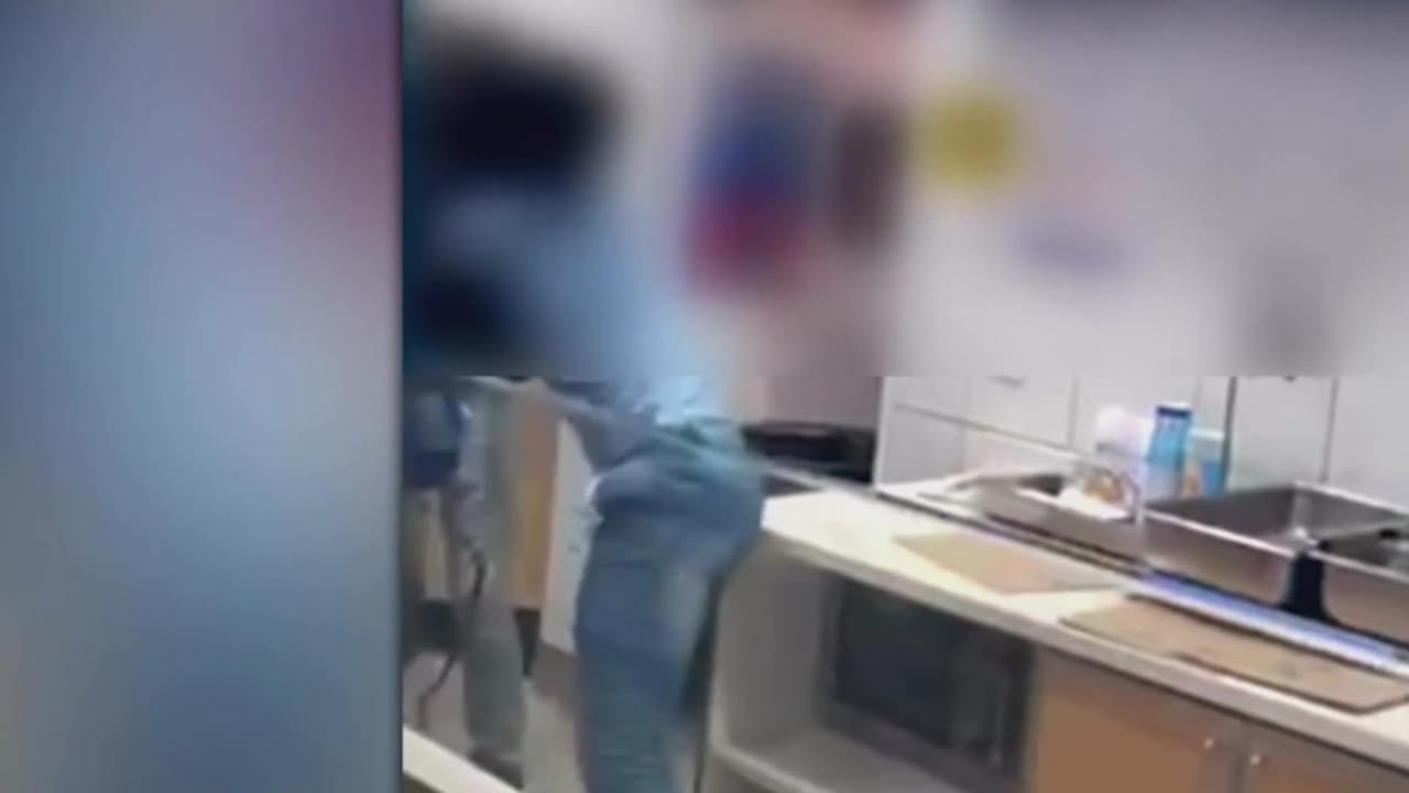 Captan en video a cliente atacando a empleado por escasez de minipretzels