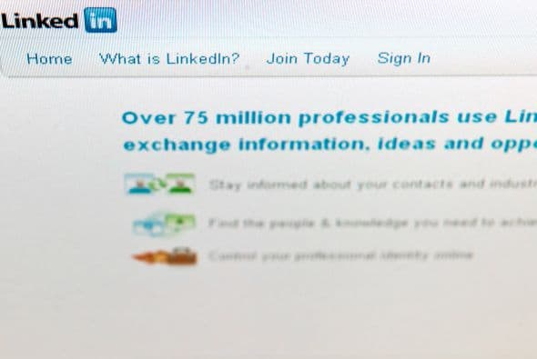 8. Sé inteligentemente ahorrador. Si quieres llegar a alguien que está en una cuenta Premium y no hay otra forma más que inscribirte, entonces crea una cuenta Premium, conecta con esos contactos exclusivos y luego de eso, cancela tu suscripción Premium.LinkedIn