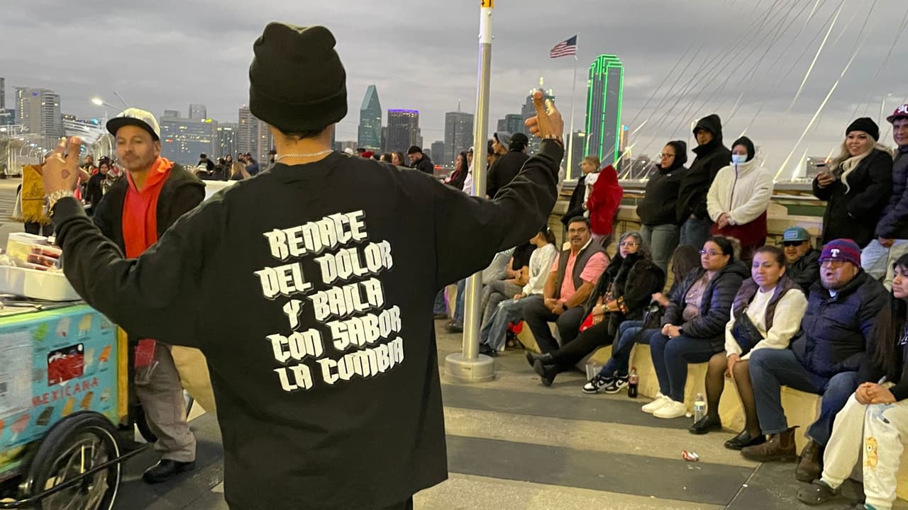 Saúl se unió a Rodolfo Macías y Maly Moreno para formar
<b> <a href="https://www.instagram.com/dallascumbia/" target="_blank">DallasCumbia</a>, un movimiento que se viralizó en TikTok e Instagram hace unos meses.</b> Ahora, Saúl nunca más baila o se siente solo,
<b>sabe que cientos estarán con él y disfrutarán de la cumbia colombiana. </b>