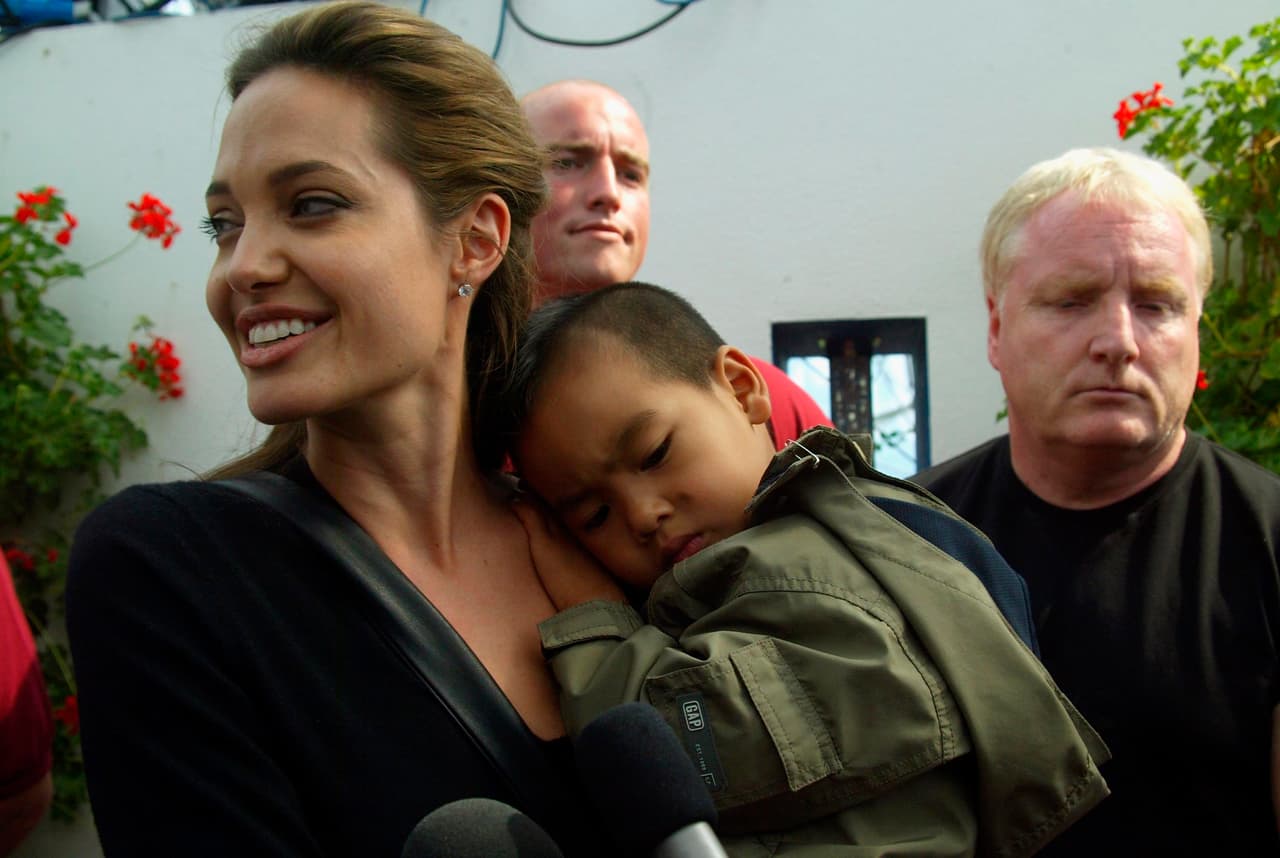 La protagonista de ‘Maléfica’ se convirtió en madre por primera vez al adoptar a Maddox en Camboya, en 2002. Tres años más tarde (en 2005), el clan Jolie creció y llegó Zahara a los brazos de la actriz.