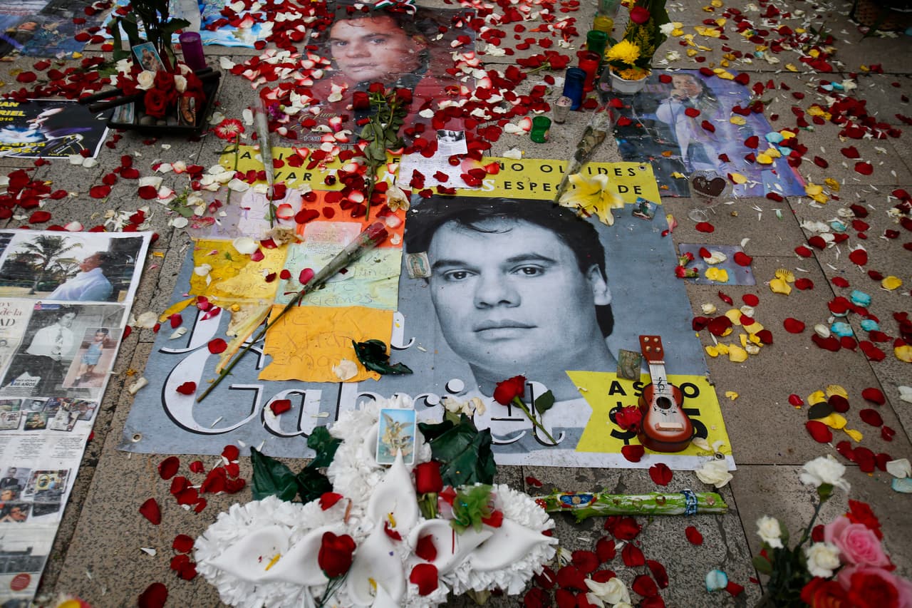 Flores y fotografías han tapizado los exteriores del Palacio de Bellas Artes en la última semana.